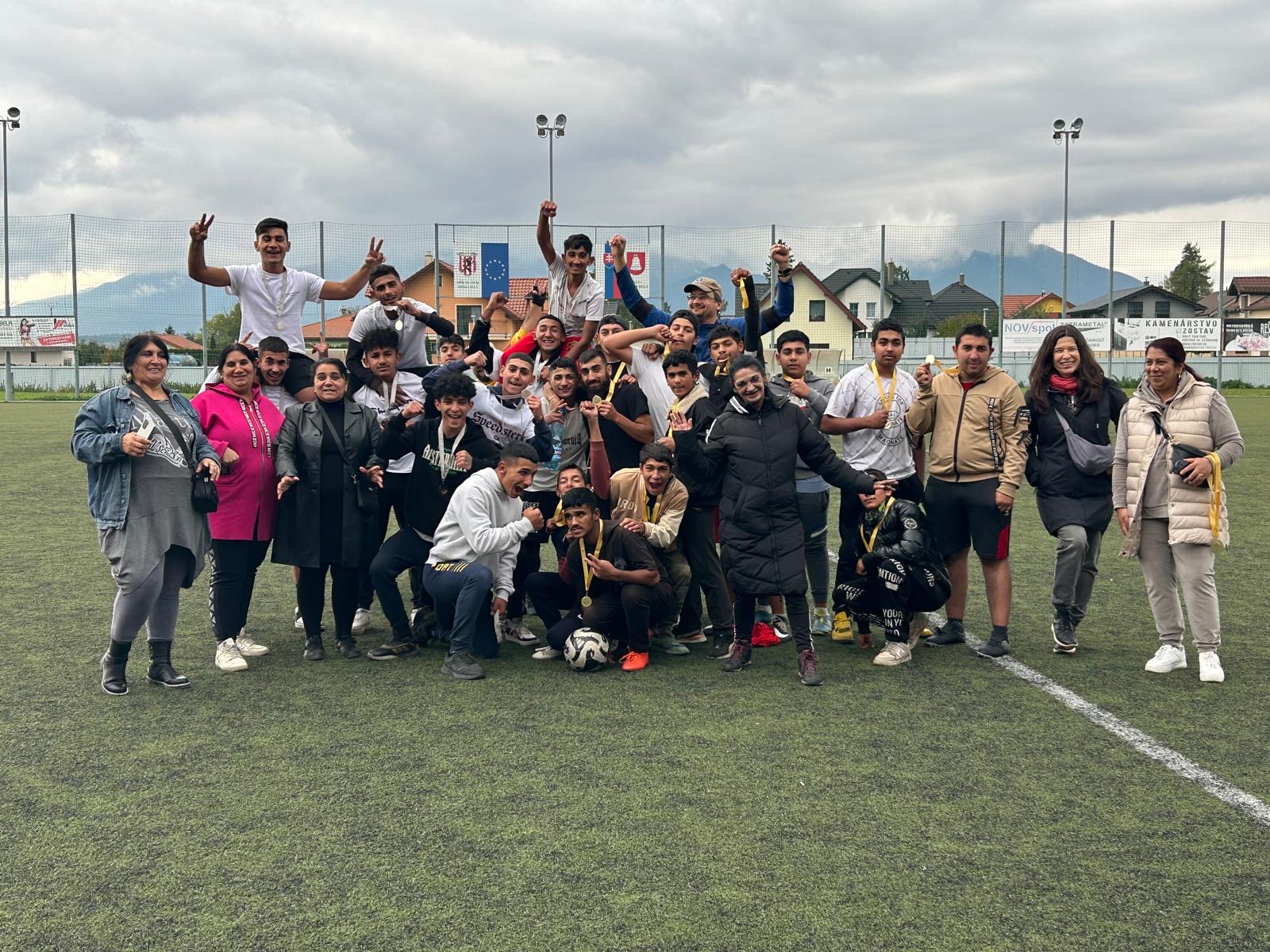 Chlapci hrajú futbal